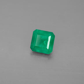 0.47カラットの天然グリーンエメラルド（4.8×4.6 mm・エメラルドカット）