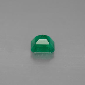 0.47カラットの天然グリーンエメラルド（4.8×4.6 mm・エメラルドカット）