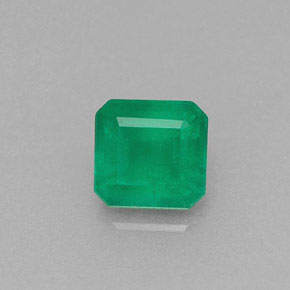 0.46カラットの天然グリーンエメラルド（4.8×4.6 mm・エメラルドカット）