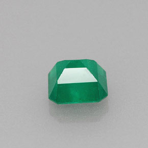 0.46カラットの天然グリーンエメラルド（4.8×4.6 mm・エメラルドカット）