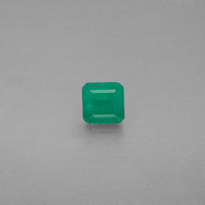 0.48カラットの天然グリーンエメラルド（4.3×4.3 mm・エメラルドカット）