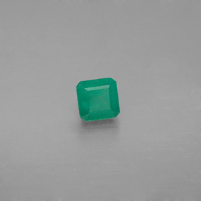 0.48カラットの天然グリーンエメラルド（4.3×4.3 mm・エメラルドカット）