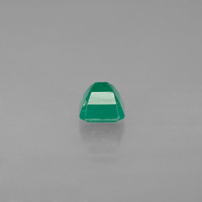 0.48カラットの天然グリーンエメラルド（4.3×4.3 mm・エメラルドカット）