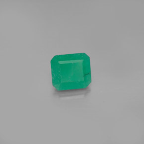 0.95カラットの天然グリーンエメラルド（6.3×5.6 mm・エメラルドカット）