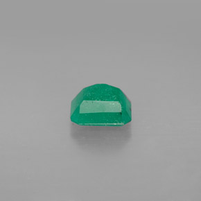 0.95カラットの天然グリーンエメラルド（6.3×5.6 mm・エメラルドカット）