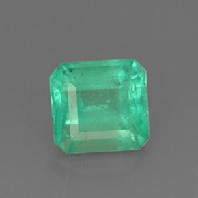 1.31カラットの天然グリーンエメラルド（6.6×6.2 mm・エメラルドカット）