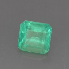 1.31カラットの天然グリーンエメラルド（6.6×6.2 mm・エメラルドカット）