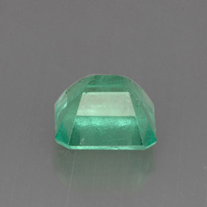 1.31カラットの天然グリーンエメラルド（6.6×6.2 mm・エメラルドカット）