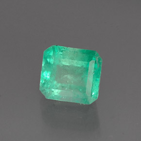 0.98カラットの天然グリーンエメラルド（6.2×5.6 mm・エメラルドカット）