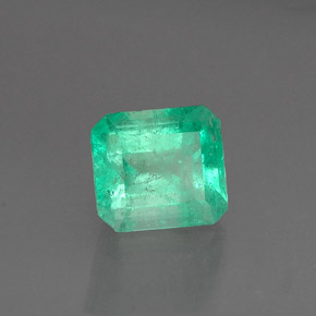 0.98カラットの天然グリーンエメラルド（6.2×5.6 mm・エメラルドカット）