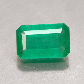 0.98カラットの天然グリーンエメラルド（8.2×5.2 mm・エメラルドカット）