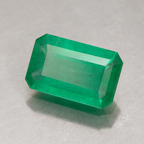 0.98カラットの天然グリーンエメラルド（8.2×5.2 mm・エメラルドカット）