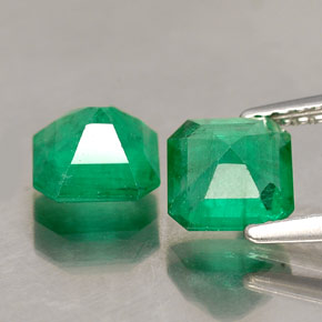 カラットの天然グリーンエメラルド（6.3×6.2 mm・エメラルドカット）