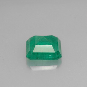 0.97カラットの天然グリーンエメラルド（6.5×6.2 mm・エメラルドカット）