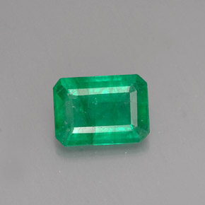 0.84カラットの天然グリーンエメラルド（7.2×5.2 mm・エメラルドカット）