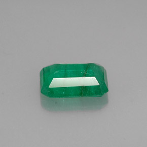 0.84カラットの天然グリーンエメラルド（7.2×5.2 mm・エメラルドカット）