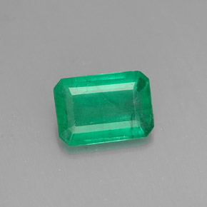 0.75カラットの天然グリーンエメラルド（7.2×5.1 mm・エメラルドカット）