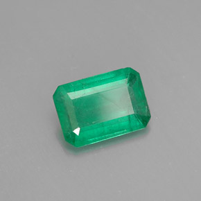 0.75カラットの天然グリーンエメラルド（7.2×5.1 mm・エメラルドカット）
