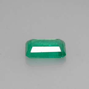 0.75カラットの天然グリーンエメラルド（7.2×5.1 mm・エメラルドカット）