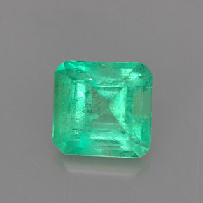 1.26カラットの天然グリーンエメラルド（7×6.8 mm・エメラルドカット）