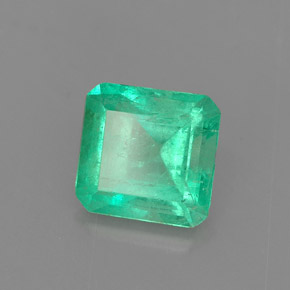 1.26カラットの天然グリーンエメラルド（7×6.8 mm・エメラルドカット）