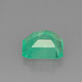 1.26カラットの天然グリーンエメラルド（7×6.8 mm・エメラルドカット）