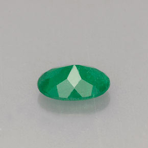0.63カラットの天然グリーンエメラルド（7×5.2 mm・オーバルカット）