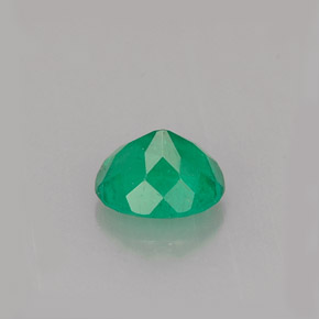 0.63カラットの天然グリーンエメラルド（6×5 mm・オーバルカット）