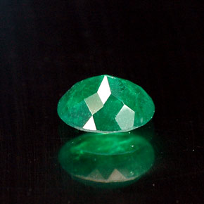 0.35カラットの天然グリーンエメラルド（5.3×4.2 mm・オーバルカット）