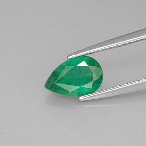 0.69カラットの天然グリーンエメラルド（7.9×5.1 mm・洋梨の形）
