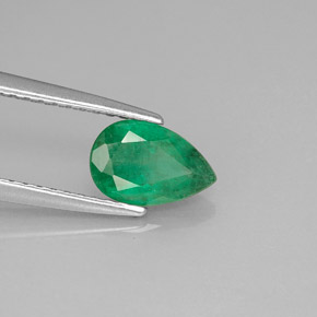 0.69カラットの天然グリーンエメラルド（7.9×5.1 mm・洋梨の形）