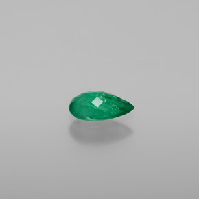 0.53カラットの天然グリーンエメラルド（7.7×4.7 mm・洋梨の形）