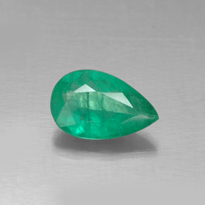 0.65カラットの天然グリーンエメラルド（8×5.1 mm・洋梨の形）