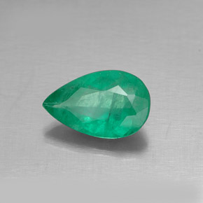 0.65カラットの天然グリーンエメラルド（8×5.1 mm・洋梨の形）