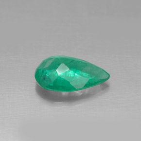 0.65カラットの天然グリーンエメラルド（8×5.1 mm・洋梨の形）