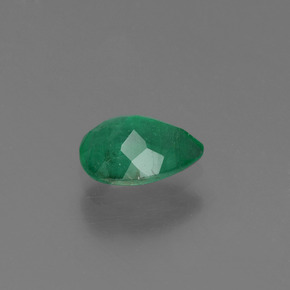 0.65カラットの天然グリーンエメラルド（7×5 mm・洋梨の形）