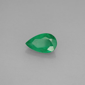 0.74カラットの天然グリーンエメラルド（8.1×5 mm・洋梨の形）