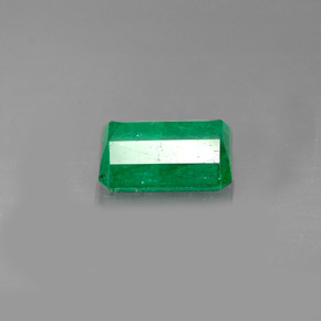 1.21カラットの天然グリーンエメラルド（7.6×5.7 mm・エメラルドカット）