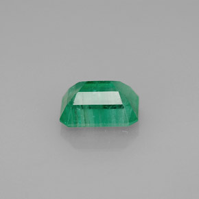 1.53カラットの天然グリーンエメラルド（8.1×6 mm・エメラルドカット）