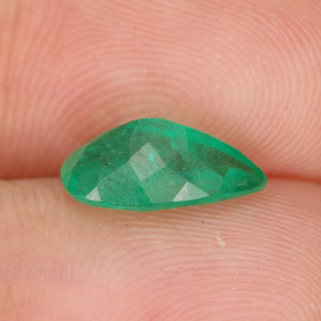 1.27カラットの天然グリーンエメラルド（10×6 mm・洋梨の形）