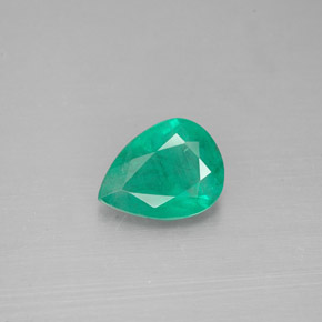 0.91カラットの天然グリーンエメラルド（8.1×6.1 mm・洋梨の形）