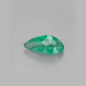 0.94カラットの天然グリーンエメラルド（9.1×5 mm・洋梨の形）