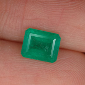 0.86カラットの天然グリーンエメラルド（6.8×5.5 mm・エメラルドカット）