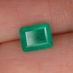 0.86カラットの天然グリーンエメラルド（6.8×5.5 mm・エメラルドカット）
