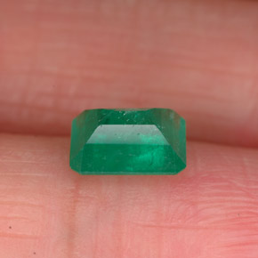 0.86カラットの天然グリーンエメラルド（6.8×5.5 mm・エメラルドカット）