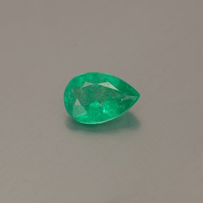 0.36カラットの天然グリーンエメラルド（6.1×4.2 mm・洋梨の形）