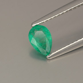 0.36カラットの天然グリーンエメラルド（6.1×4.2 mm・洋梨の形）