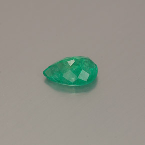 0.36カラットの天然グリーンエメラルド（6.1×4.2 mm・洋梨の形）