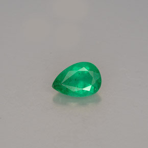 0.49カラットの天然グリーンエメラルド（6.5×4.6 mm・洋梨の形）