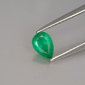 0.49カラットの天然グリーンエメラルド（6.5×4.6 mm・洋梨の形）